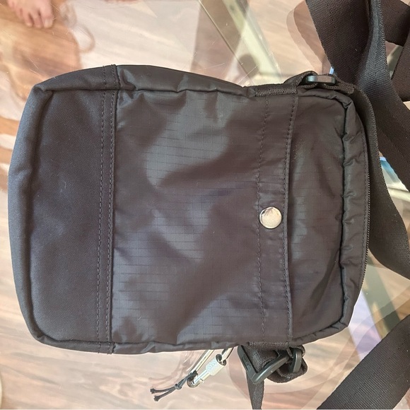 LeSportsac Black Zippered Classic Messenger Bag 4 Pockets Adjustable Strap - Picture 4 of 8